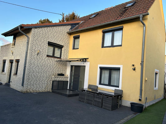 Eigentumswohnung oder Mehrfamilienhaus? – Welche Immobilienform passt besser zu Ihrer Investitionsstrategie?