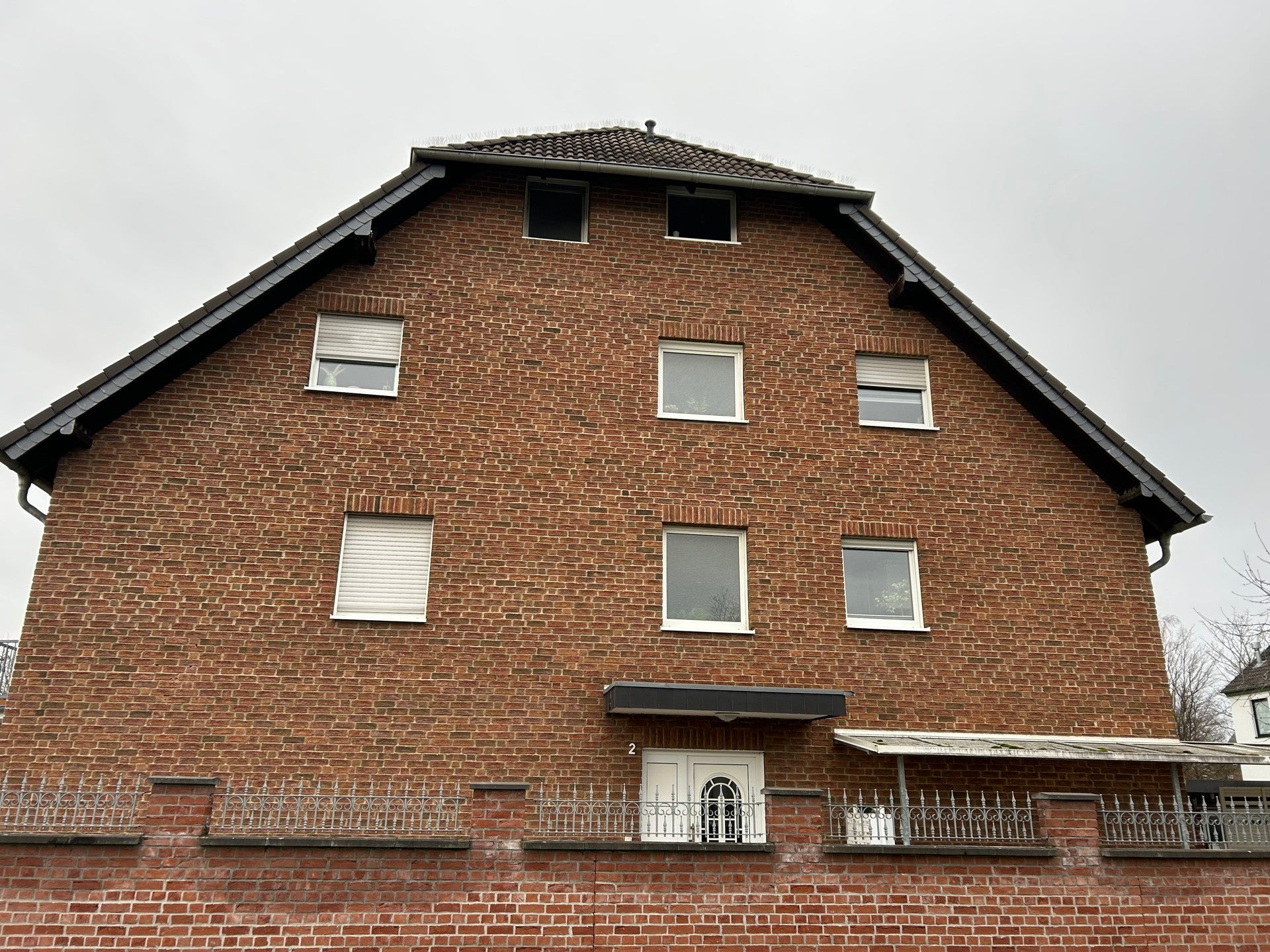 Attraktives Mehrfamilienhaus in zentraler Lage – Rentable Kapitalanlage in Troisdorf