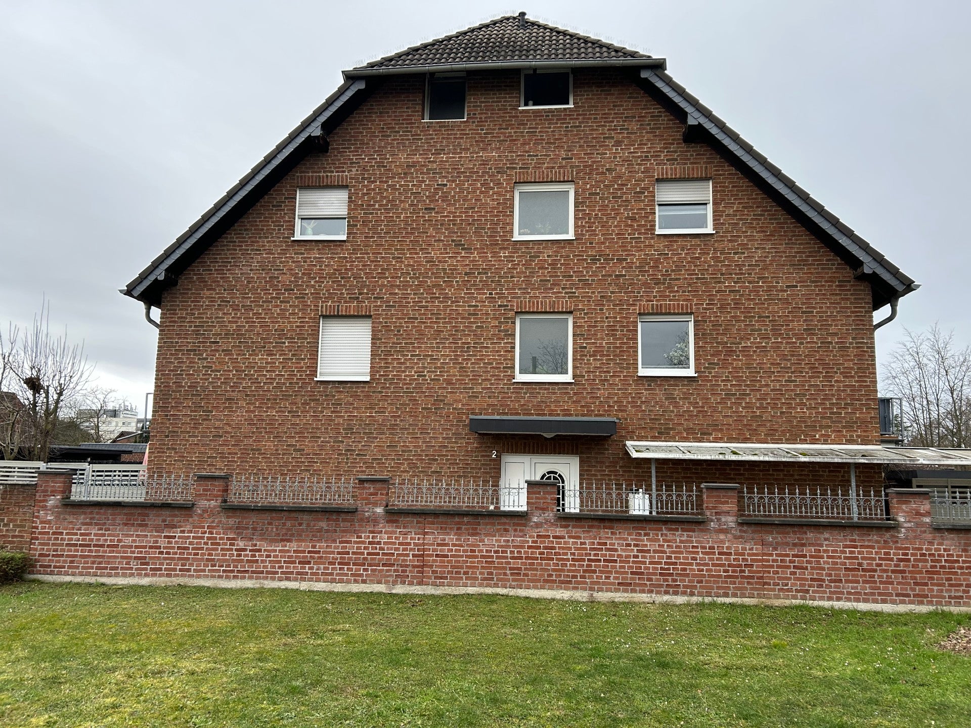 Attraktives Mehrfamilienhaus in zentraler Lage – Rentable Kapitalanlage in Troisdorf